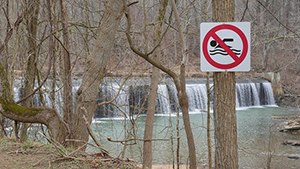 Daniels Dam with warning sign